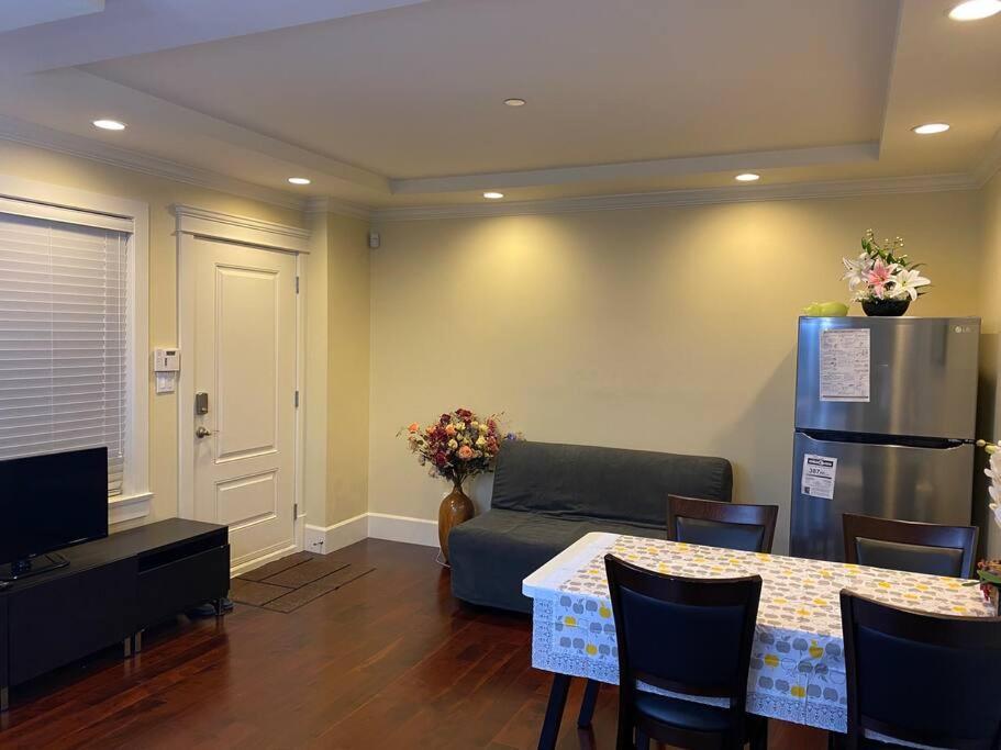 Spacious Modern New Suite Vancouver Exterior photo
