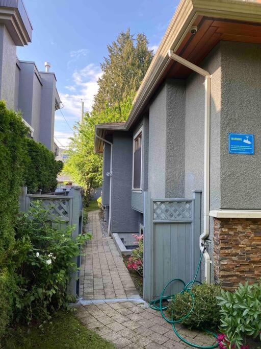 Spacious Modern New Suite Vancouver Exterior photo
