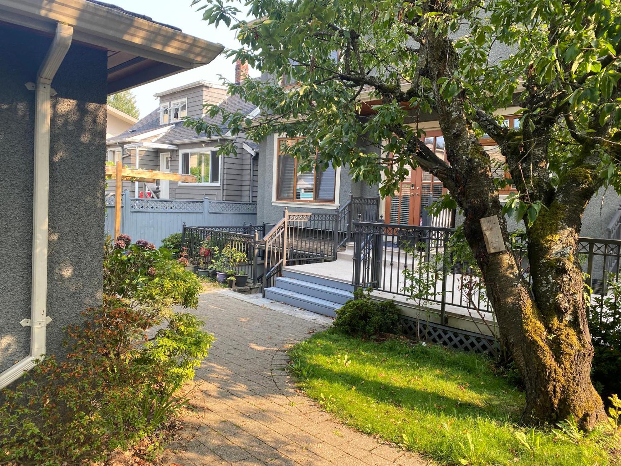 Spacious Modern New Suite Vancouver Exterior photo